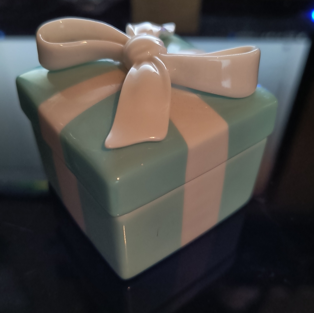 Tiffany Bone China bow box 2"